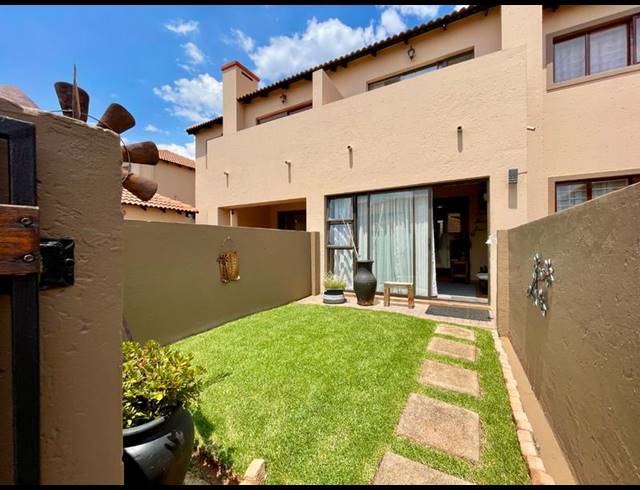 3 BEDROOM TOWNHOUSE FOR SALE IN NOORDHEUWEL